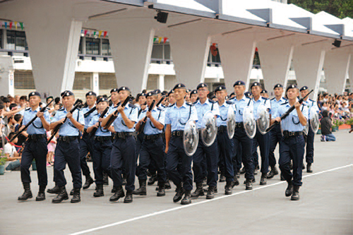警察机动部队人员结业会操。