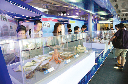 毒品调查科举办「同心缉毒六十载，共创香港新未来」展览，参观人士可深入了解该科的工作。