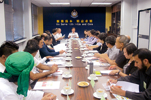 元朗警区举办跨部门会议，与非华裔小区领袖讨论区内问题。