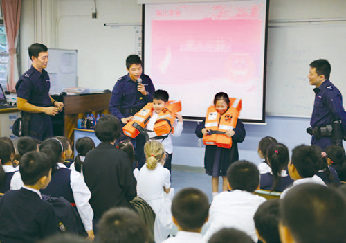 水警南分区人员向学生宣扬海上安全信息。