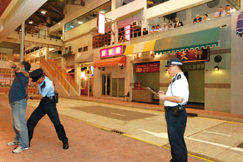 香港学术及职业资历评审局的评审小组参观学警的实习考试示范。