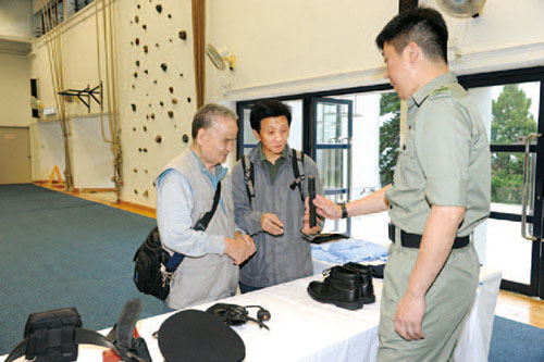 香港失明人互联会会员参观警察学院。
