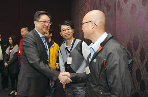 副处长（管理）卢伟聪（左一）与文职人员会面，加强沟通。