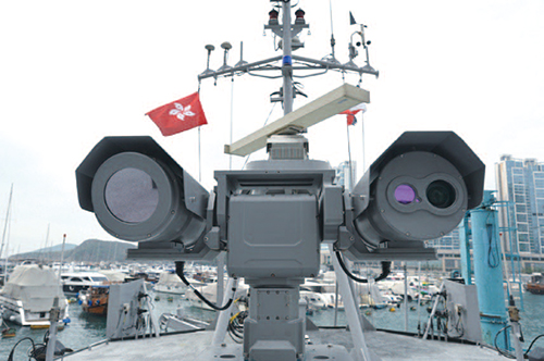 光電感應系統主要應用在邊界區及水警輪上，系統配備連續變焦及自動視像追蹤功能，可在夜間及視野欠佳的環境下偵測可疑活動。
