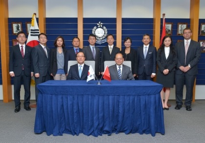 Former Commissioner Tsang Wai-hung signs a Memorandum of Understanding (MOU) with the Korean National Police Agency (KNPA). This is the first time the Force signs a MOU with the KNPA at an organisational level, paving the way for better co-operation in criminal investigating, intelligence and police training.