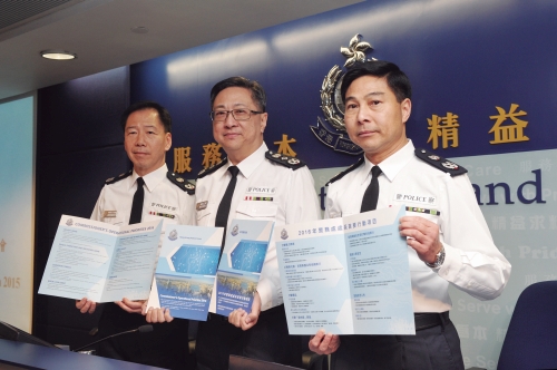 Commissioner Lo Wai-chung (centre), Deputy Commissioner (Operations) Wong Chi-hung (left) and Deputy Commissioner (Management)
Chau Kwok-leung (right) reviewed the crime situation of Hong Kong at a press conference.