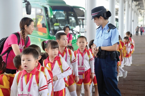 Police of ficer takes care of cross boundary
students at Shenzhen Bay Port.