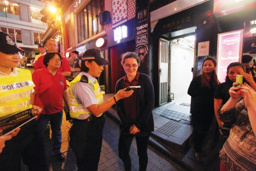 Project White Knight is rolled out in Lan Kwai Fong for
of f icers working closely wi th local traders and
stakeholders to ensure effective street management.