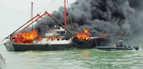 The Marine Police approach the incident scene
for joining a fire-fight and rescue operation.