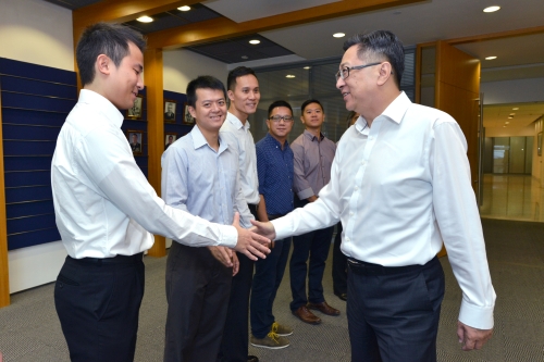 Commissioner Lo Wai-chung meets with staff from different
formations regularly to listen to their views.
