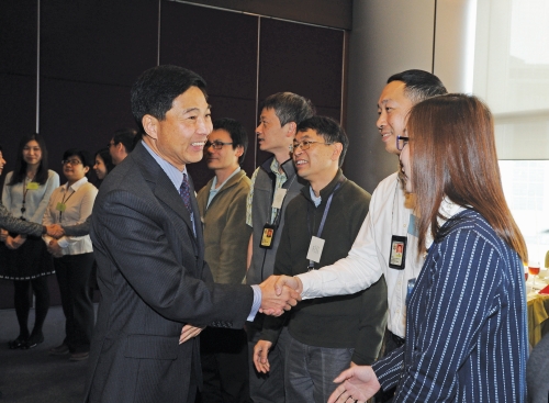 Deputy Commissioner (Management) Chau Kwok-leung meets
civilian staff to enhance communication.