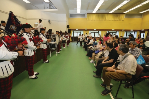 警察乐队为香港失明人互联会的成员演奏。