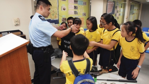 小學生參觀尖沙咀警署，了解警隊的工作。