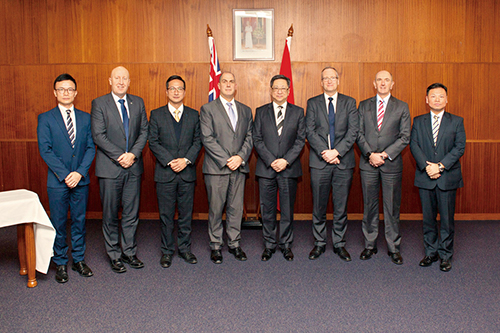 Commissioner Lo Wai-chung (fourth from right) led a delegation that attended the 10th Pearls in Policing Conference in Sydney, Australia. The delegation also met with Australian law enforcement agencies in Canberra to discuss measures for tackling cross-jurisdictional crimes, and to address future policing challenges.