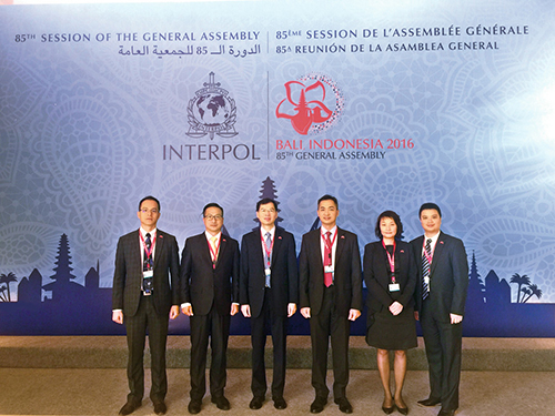 Director of Crime and Security, Mr Au Chi-kwong (third from left), led a delegation to attend the 85th INTERPOL General Assembly in Bali, Indonesia. The meeting endorsed a series of measures designed to strengthen INTERPOL's organisational capabilities, improve its efficiency and build partnerships among members, particularly in the development of global programmes for combating terrorism, organised and emerging crime and cyber crime.