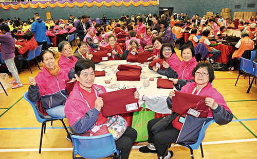 Senior Police Call members together sewed badges on scarves, setting a record for the “Most people sewing simultaneously” in the GUINNESS WORLD RECORDS TM。