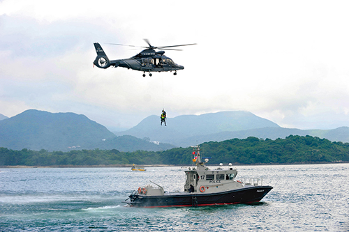 Marine Region and Government Flying Service officers simulated the rescue of an injured man from the sea during the Sai Kung Sea Safety Day.