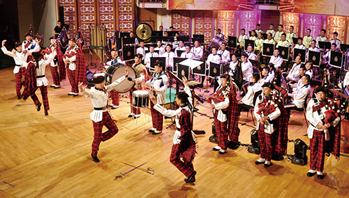 警队联同香港公益金举办两场慈善音乐会，以庆祝警察学院成立十周年和警察乐队成立六十五周年，音乐会筹得的善款全数捐赠香港公益金。