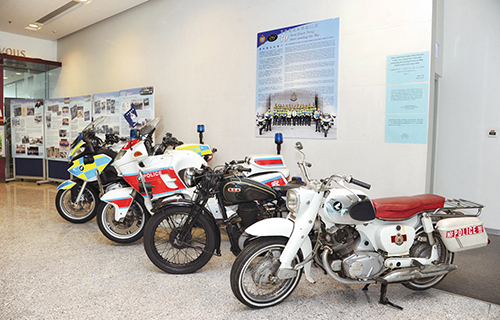警队护送组为庆祝成立三十周年，举办特色展览，展出珍贵历史图片和多款现役及退役警队电单车，以回顾其三十年来的点滴。