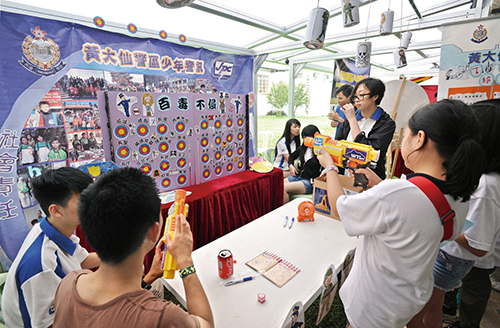 「少年警讯」会员参与灭罪夏令营内以抗毒为主题的游戏。