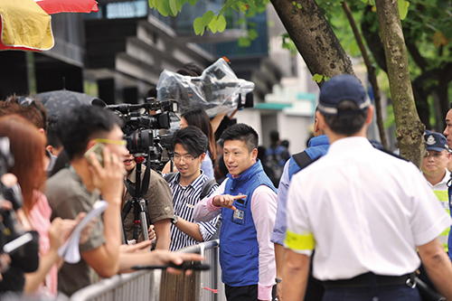 传媒联络队人员在活动中协助记者采访。