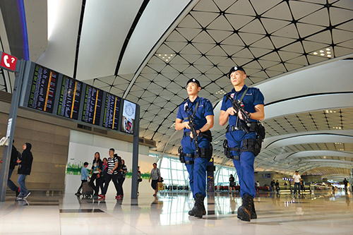 机场警区人员致力确保旅客、货物和飞机安全畅通，获机场管理局颁发多个奖项。