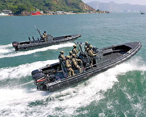 水警小艇分区人员驾驶快速追截小艇，执行反走私及反非法入境行动。