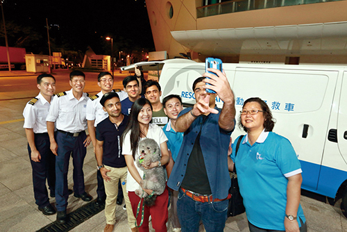 非华裔青年参与「动物友伴计划」夜墟活动。
