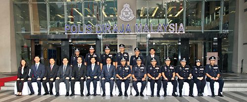 處長盧偉聰（前排左七）率領代表團訪問皇家馬來西亞警隊，就加強警務合作及反恐策略等議題作交流。
