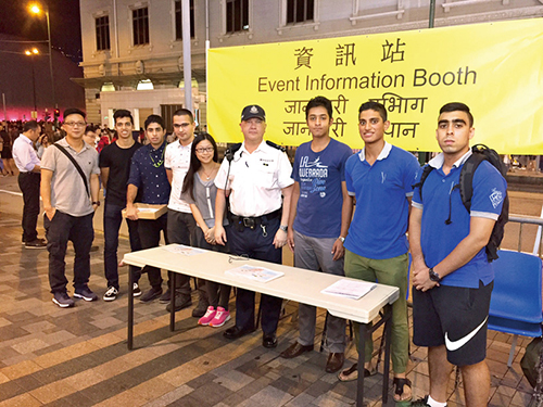 「寶石計劃」學員於國慶煙花匯演當晚派發防罪宣傳單張，並在資訊站解答公眾查詢。