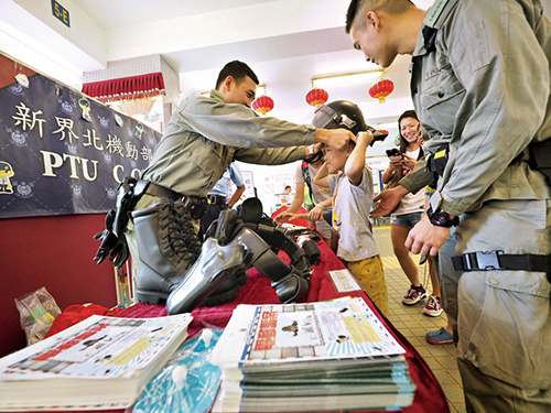新界北機動部隊於社區活動中向市民展示裝備。