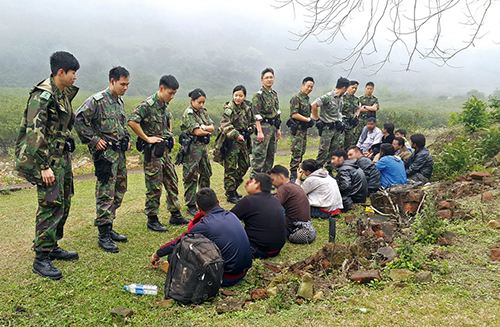 新界北快速應變部隊人員於郊野公園截獲多名非法入境者。