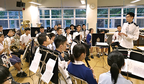 警察樂隊到訪各區中學進行音樂交流。