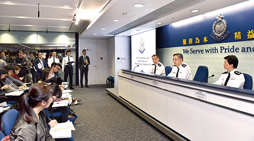 Commissioner Lo Wai-chung (centre) reviews the crime situation in 2017 at a press conference. 