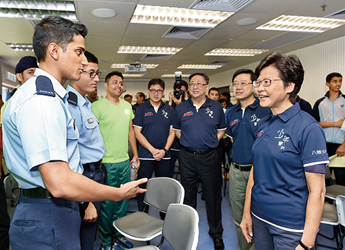 The Chief Executive, Mrs Carrie Lam (first from right), accompanied by the Secretary for Security, Mr John Lee (second from right), and Commissioner Lo Wai-chung (third from right), chats with non-ethnic Chinese members of the Force. 