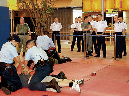 Commissioner Lo Wai-chung learns about the training to new recruits in the Aberdeen campus of the Hong Kong Police College.