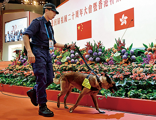In celebration of the 20th Anniversary of the Establishment of the Hong Kong Special Administrative Region, President Xi Jinping and his wife Peng Liyuan visited Hong Kong for three days, during which a number of large-scale celebration events were held. The Force deployed multiple units in an extensive counter terrorism security operation, doing its utmost to ensure that the President’s visit and related events were managed in a safe, secure and orderly manner. 