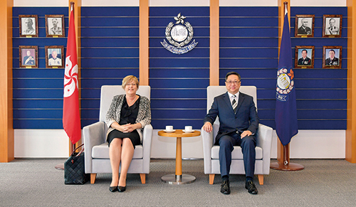 The Police Minister of the Australian State of Victoria, Ms Lisa Neville, led a five-member delegation to the Hong Kong Police Force in November. Apart from visiting various Police units, Ms Neville sat down with Commissioner Lo Wai-chung to discuss policing issues such as crime trends in Hong Kong and Victoria, strategies for combatting cross-boundary crime, and bilateral training arrangements. 