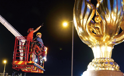 A Force Rope Access Cadre member (left) handling a protest at the Golden Bauhinia Square.