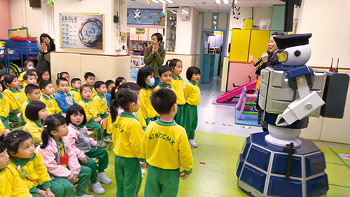 The Force’s ‘Robotcop’ delivering crime prevention messages to kindergarten children. 。