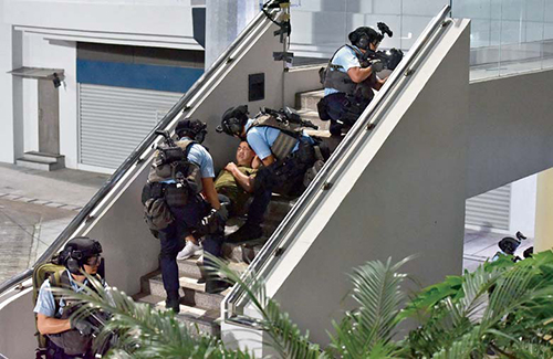 大型反恐演习「坚盾」在九龙湾香港辅助警察队总部进行。