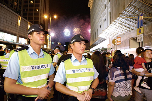 辅警警员正执行烟花汇演人群管理工作。