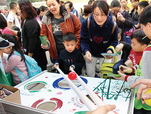 市民全情投入西九龙社群参与同乐日的摊位游戏。