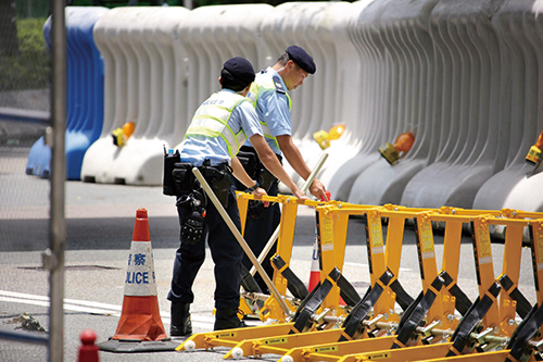 港島總區人員在香港特別行政區成立二十周年行動期間設置保安設施。