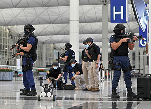 行動部和跨部門反恐專責組於四月在香港國際機場聯合舉辦代號「鐵志」的反恐演習。圖中警察談判組人員在客運大樓內利用談判機械人與恐怖分子進行談判。
