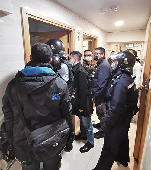 Police Negotiators went to a flat in Tsing Yi to resolve a case of people being locked inside the premises.