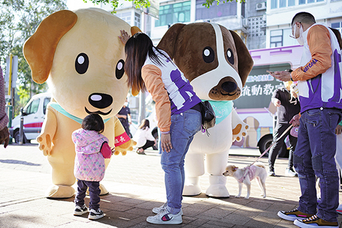 The costumed mascots representing programme ambassadors Sunny and Zander went round the city on Community Mobile Classroom publicity trucks to spread animal protection messages.