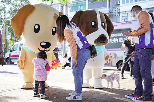 「守護之星」警犬Sunny及Zander以吉祥物造型隨「社區流動教室」宣傳車到訪各區，向市民宣揚愛護動物信息。