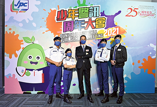 少年警訊在十月推出新制服。