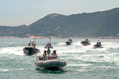 水警總區駕駛新型船隻執行海上巡邏，維持香港水域治安。